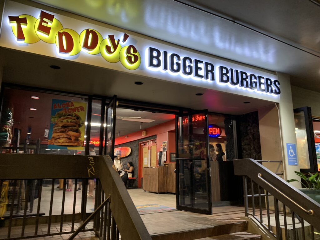 ハワイ ご飯　テディーズビガーバーガー
